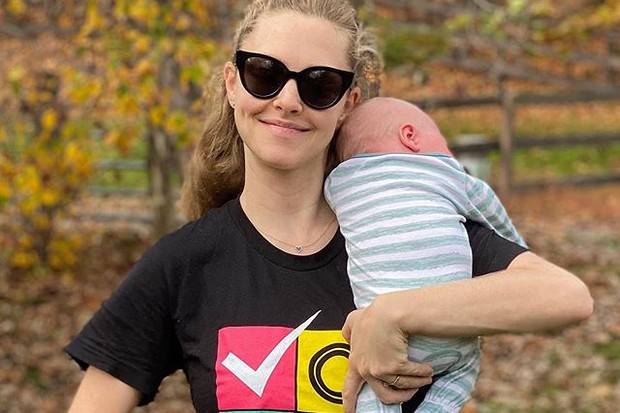 Amanda Seyfried aparece com o filho em foto incentivando seguidores a votar (Foto: Reprodução/Instagram)
