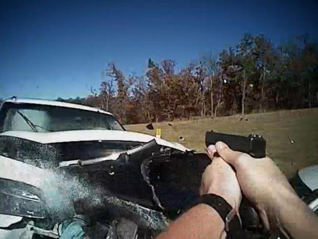 Imagem mostra momento em que veículo atinge patrulha policial, em Oaklahoma (Foto: Reprodução / Youtube)