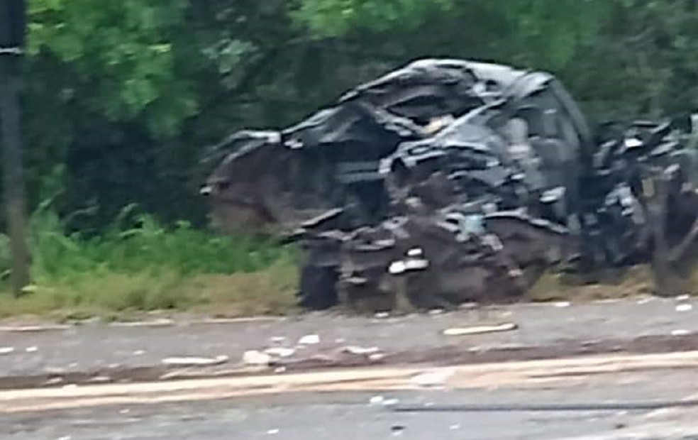 Carros ficou completamente destruído após acidente em Itápolis — Foto: Arquivo pessoal