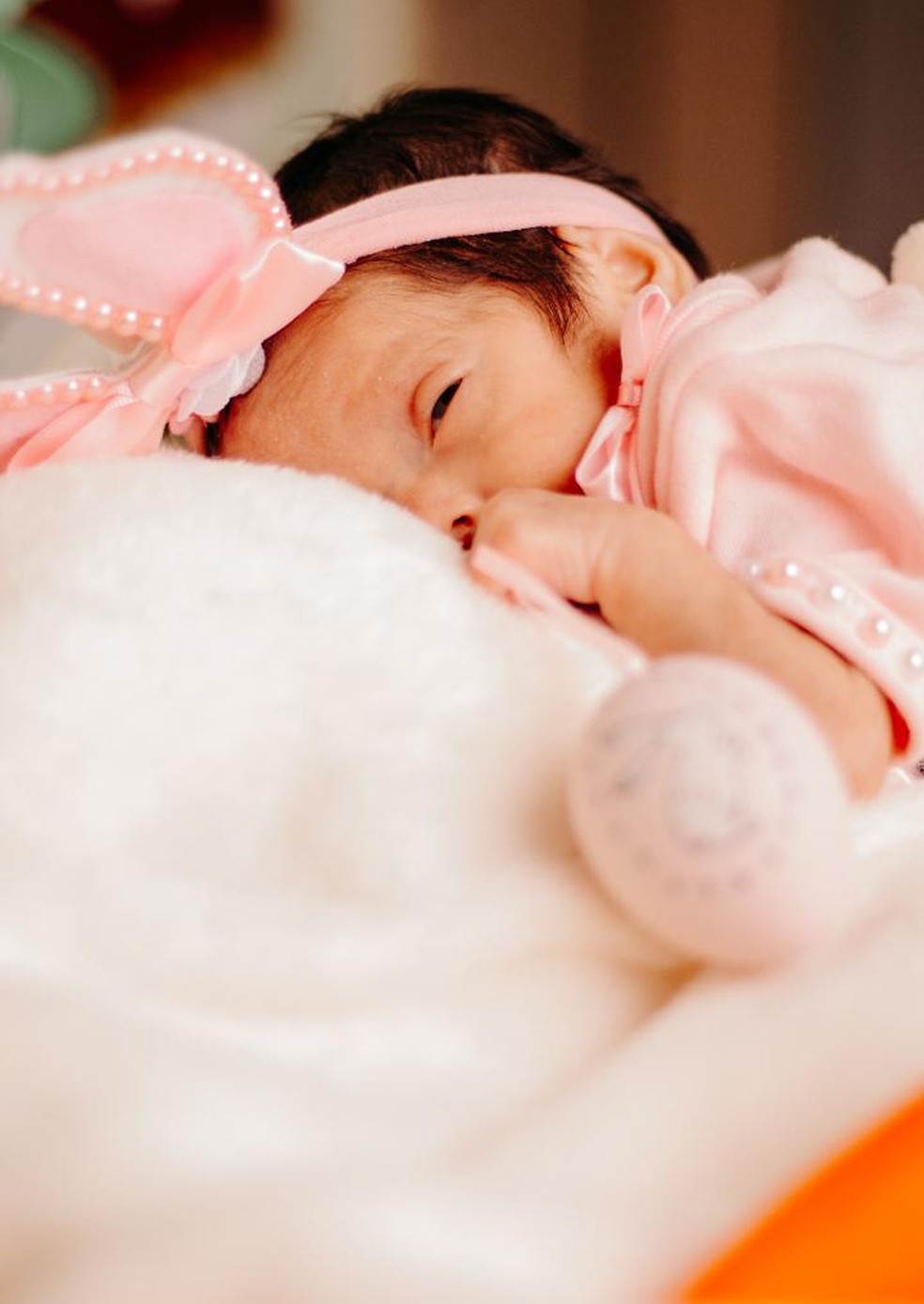 A pequena Júlia participou do ensaio fotográfico na quinta (1º) quando estava na UTI Neonatal — Foto: Arquivo/Hospital Santa Juliana