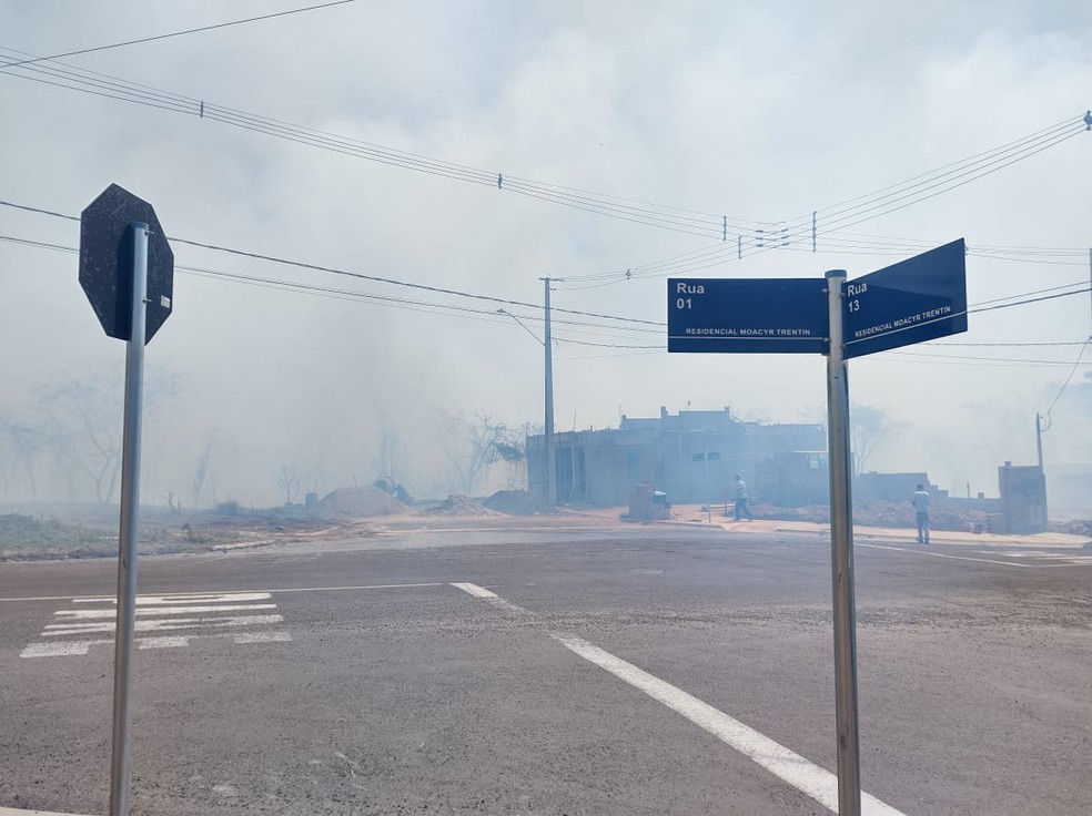 Incêndio chegou próximo às casas e assustou moradores do Residencial Moacyr Trentin, nesta quinta-feira (19) — Foto: Marcos Penteado Trentin