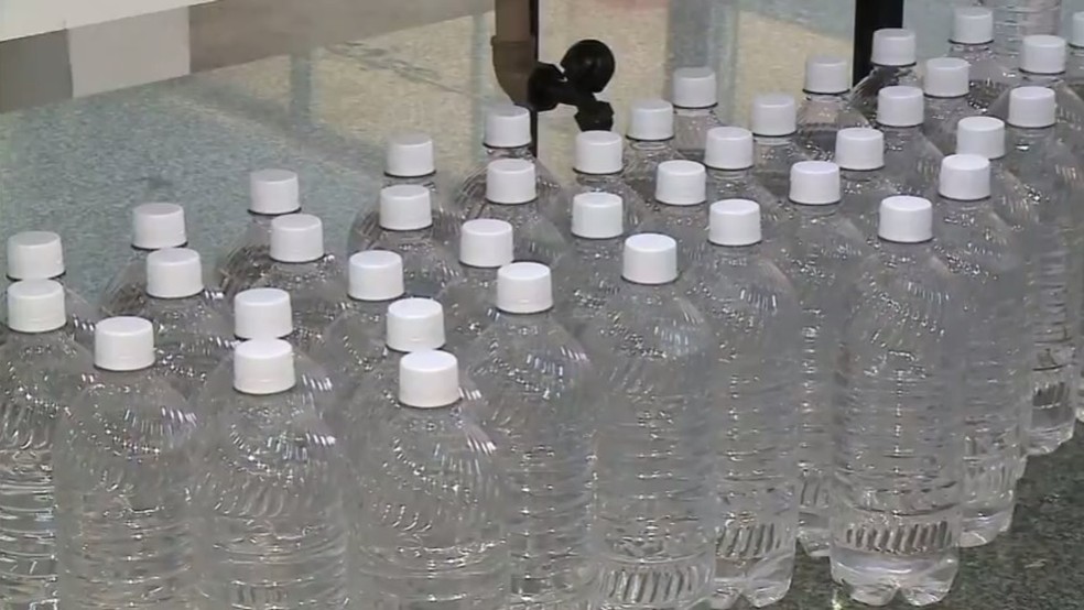 Álcool produzido pela Ufal vai ser doado a hospitais e instituições que que atendem a idosos e moradores de rua na prevenção ao novo coronavírus — Foto: Reprodução/TV Gazeta