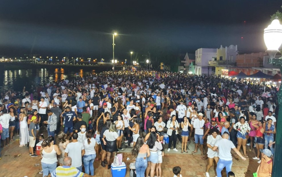 Em Rio Branco, moradores esperaram chegada de 2022 na Gameleira e pediram paz, saúde e fim da pandemia — Foto: Iryá Rodrigues/g1