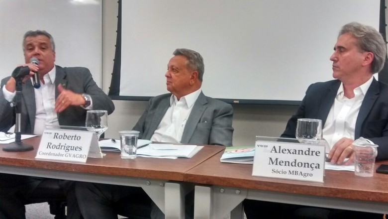 A partir da esquerda, José Dória, do Mapa, o ex-ministro Roberto Rodrigues e Alexandre Mendonça de Barros, da MB Agro (Foto: Sebastião Nascimento/ Editora Globo)