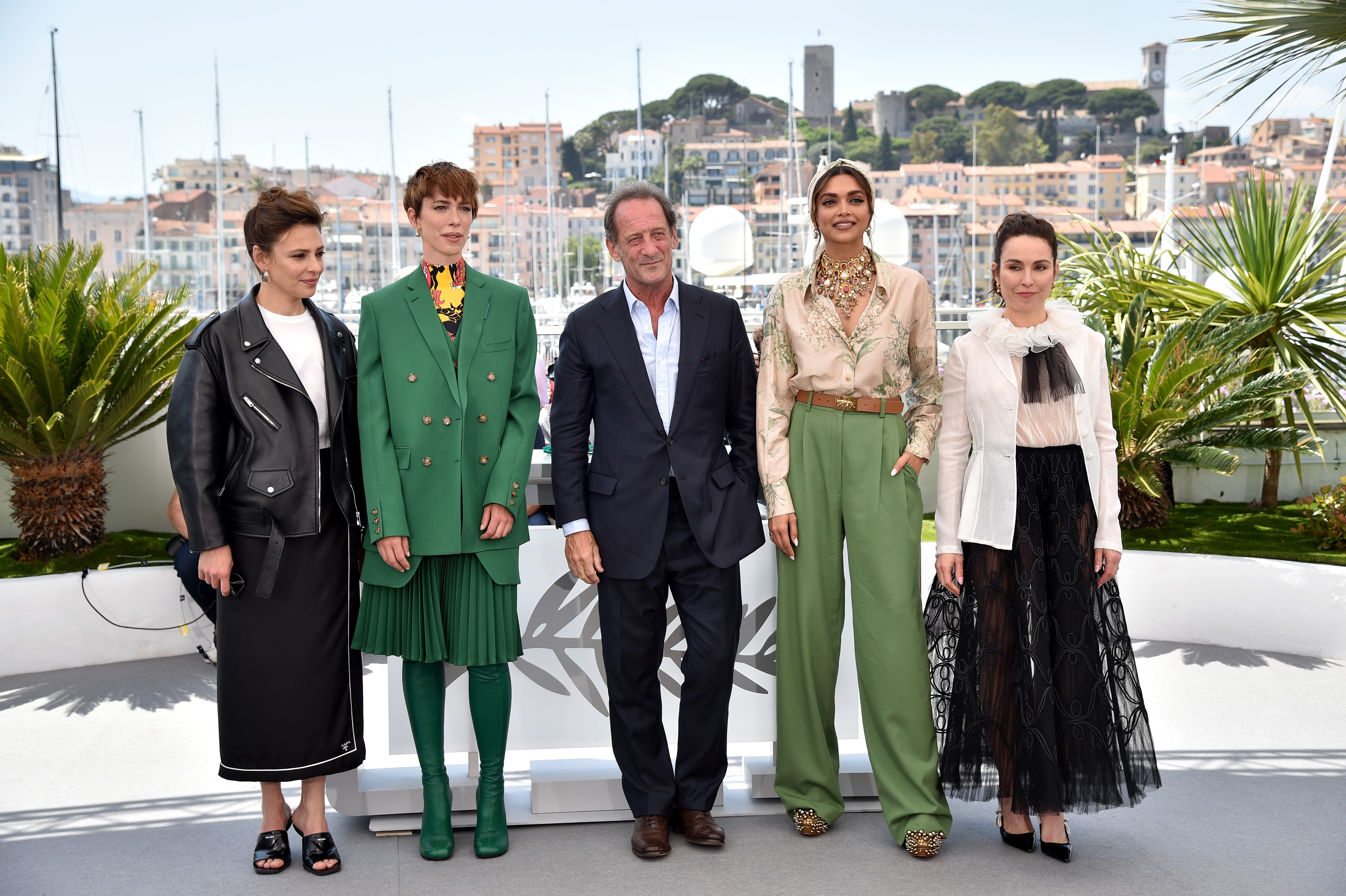 CANNES, FRANCE - MAY 17: (L to R) Jasmine Trinca, Rebecca Hall, Vincent Lindon, Deepika Padukone and Noomi Rapace attend the photocall for the Jury during the 75th annual Cannes film festival at Palais des Festivals on May 17, 2022 in Cannes, France. atte (Foto: Getty Images)
