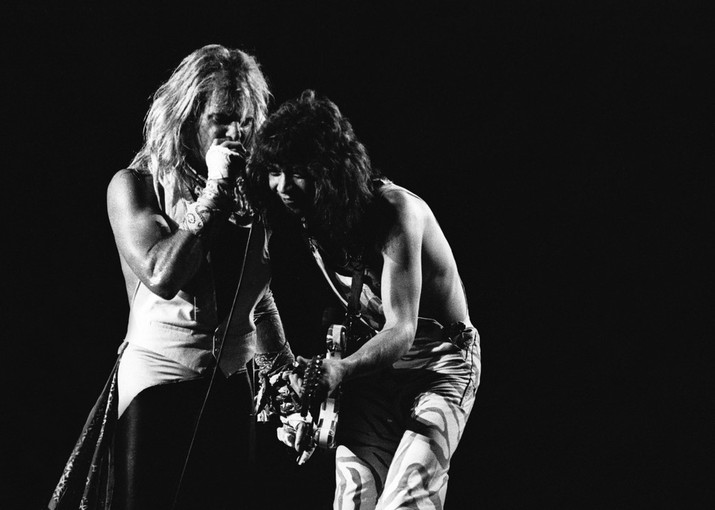 O vocalista David Lee Roth e o guitarrista Eddie Van Halen, da banda Van Halen, durante show realizado no Ginásio do Ibirapuera, em São Paulo, em janeiro de 1983 — Foto: Claudine Petroli/Estadão Conteúdo/Arquivo