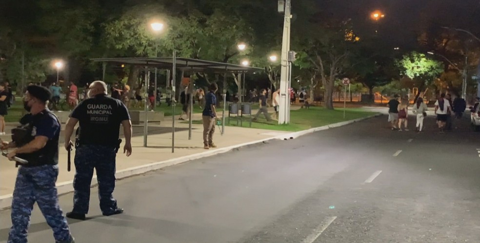 Grupo de pessoas que estava no  Largo dos Açorianos foi dispersada em Porto Alegre — Foto: Guarda Municipal/Divulgação