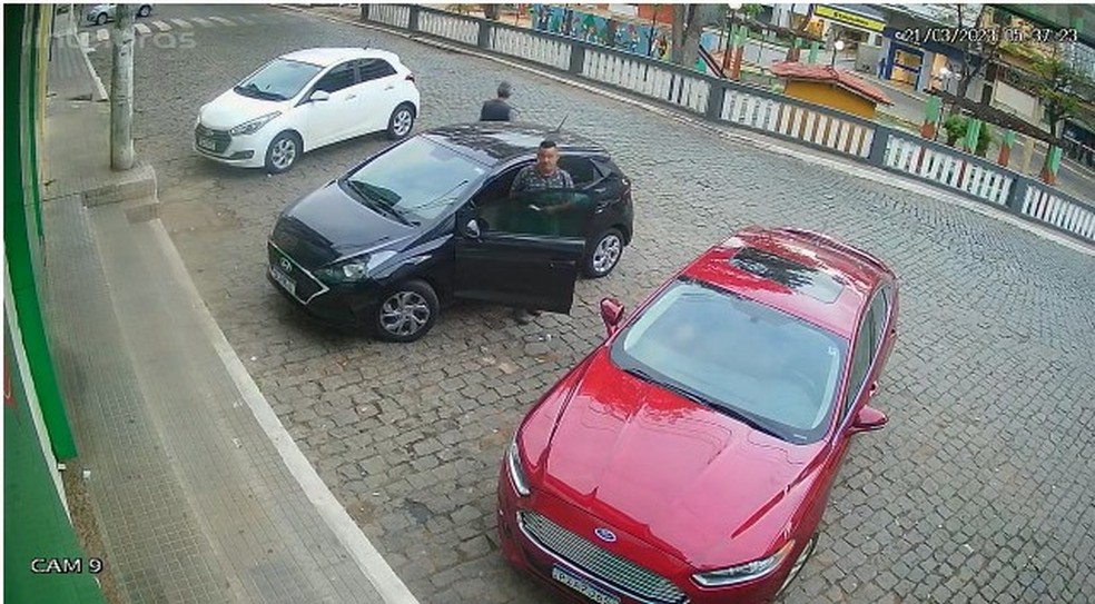 Imagens de circuito de segurança que ajudaram a polícia a prender os suspeitos em Manhumirim — Foto: Polícia Civil