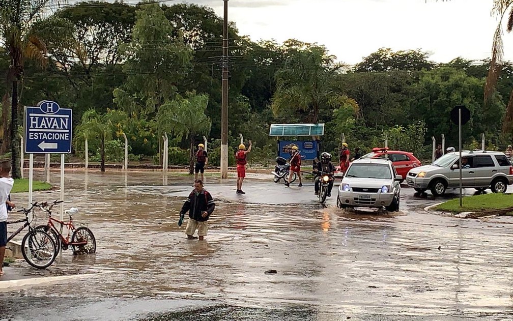 Homem atravessa cruzamento com água pelo joelho na Avenida Miguel Sábio de Mello, em Franca, SP — Foto: Leonardo Vieira/Arquivo pessoal