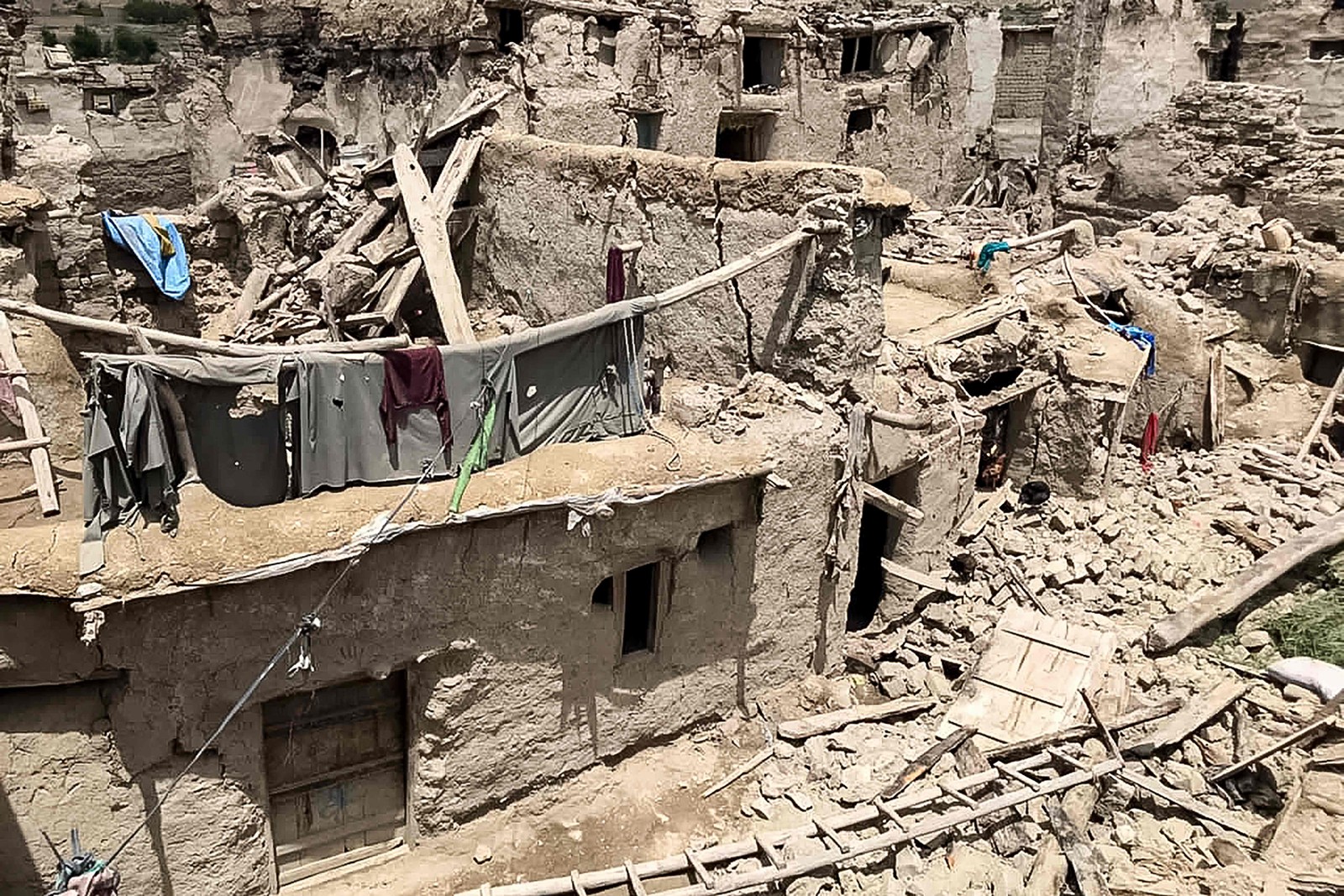 Casas danificadas após um terremoto no distrito de Gayan, província de Paktika — Foto: AFP