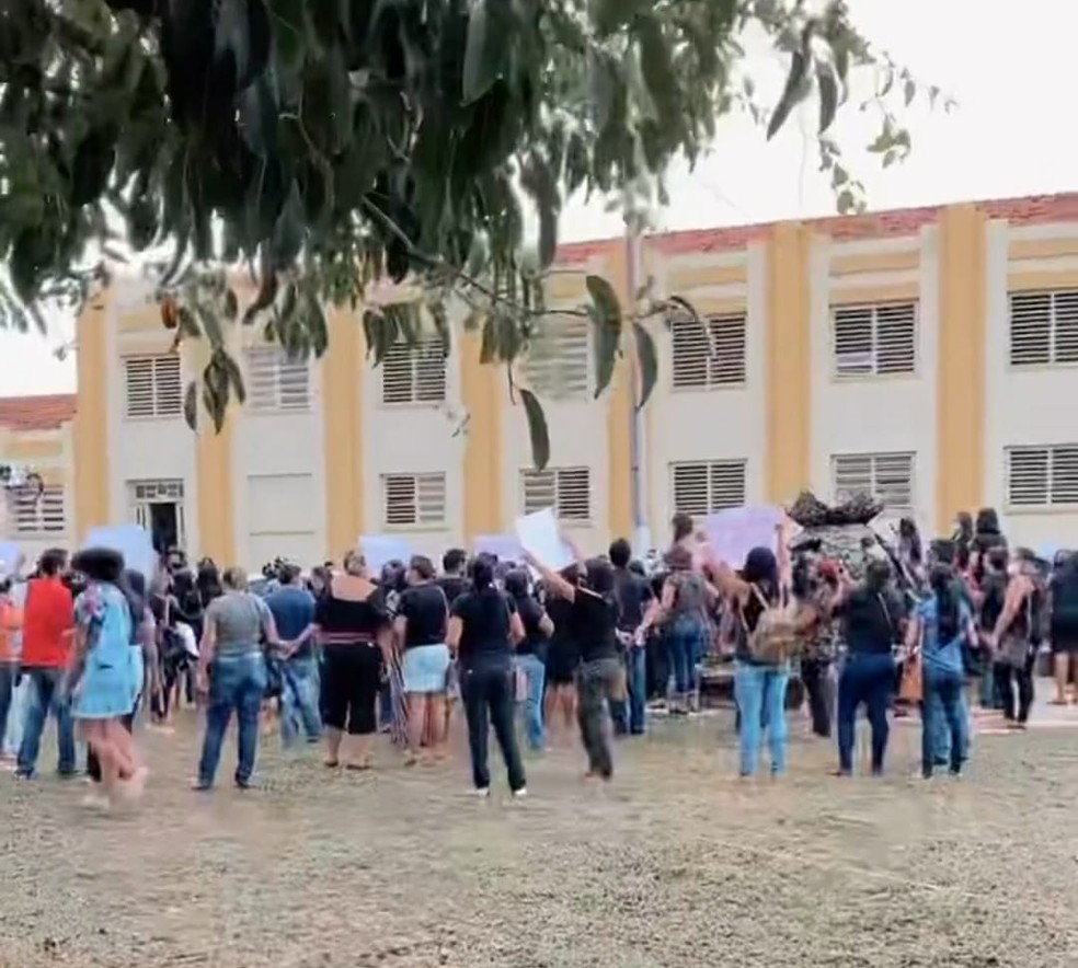 Professores realizaram protesto em frente à Secretaria de Educação em Parnaíba, no Piauí — Foto: Ítalo Alves