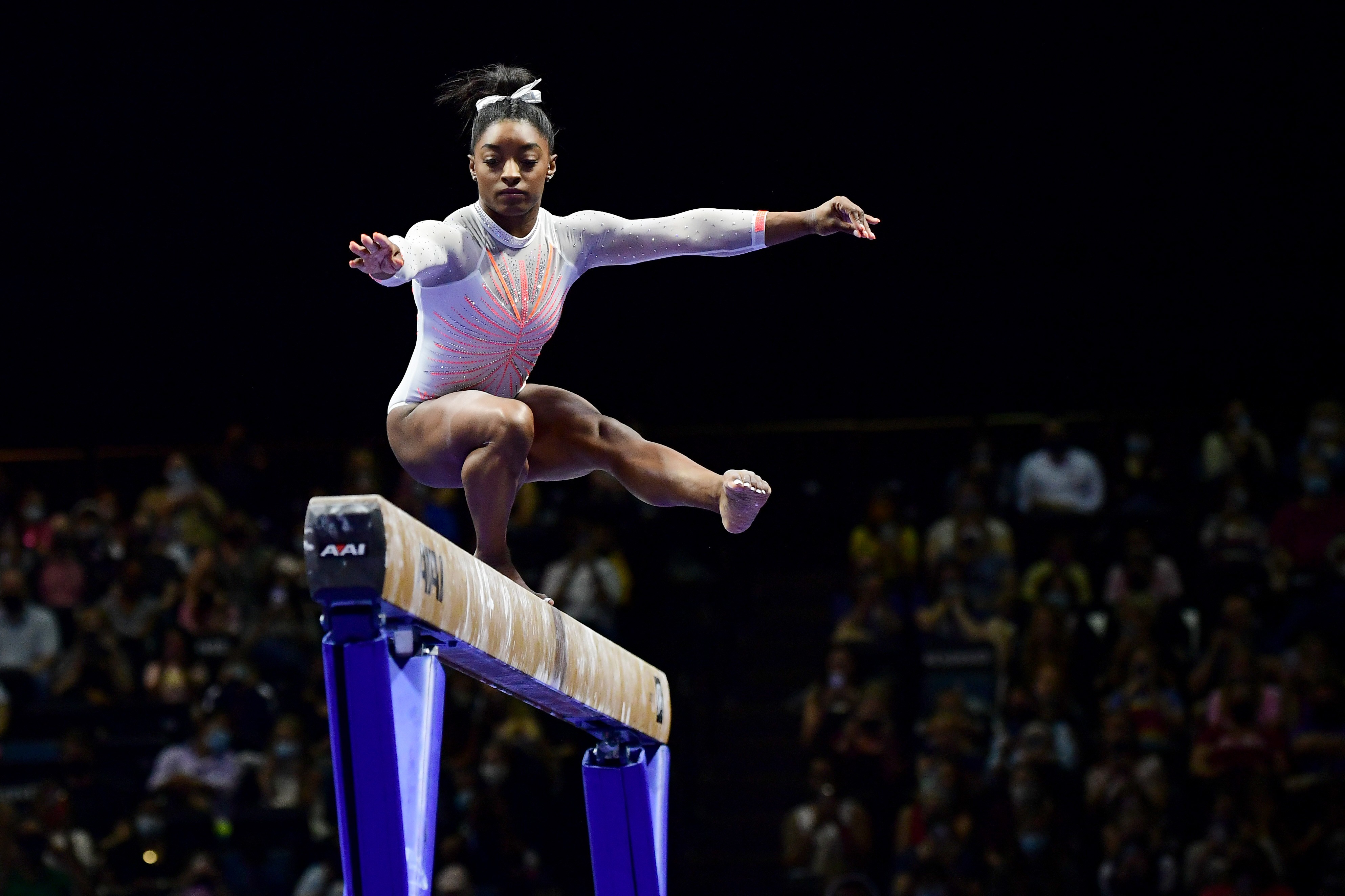 INDIANAPOLIS, INDIANA - MAY 22: Simone Biles competes on the beam during the 2021 GK U.S. Classic gymnastics competition at the Indiana Convention Center on May 22, 2021 in Indianapolis, Indiana. (Photo by Emilee Chinn/Getty Images) (Foto: Getty Images)