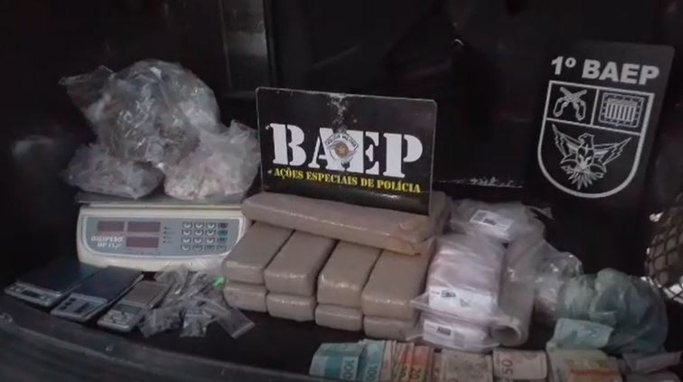 Droga, dinheiro e balança de precisão foram encontrados na casa do suspeito em Campinas — Foto: Polícia Militar