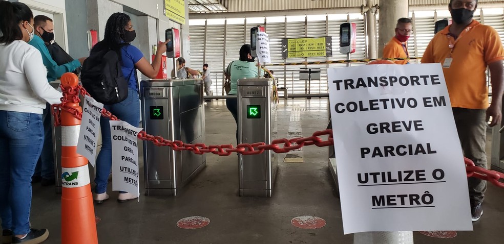 Cartazes na Estação São Gabriel alertam sobre greve dos ônibus — Foto: Júlio César Santos/TV Globo