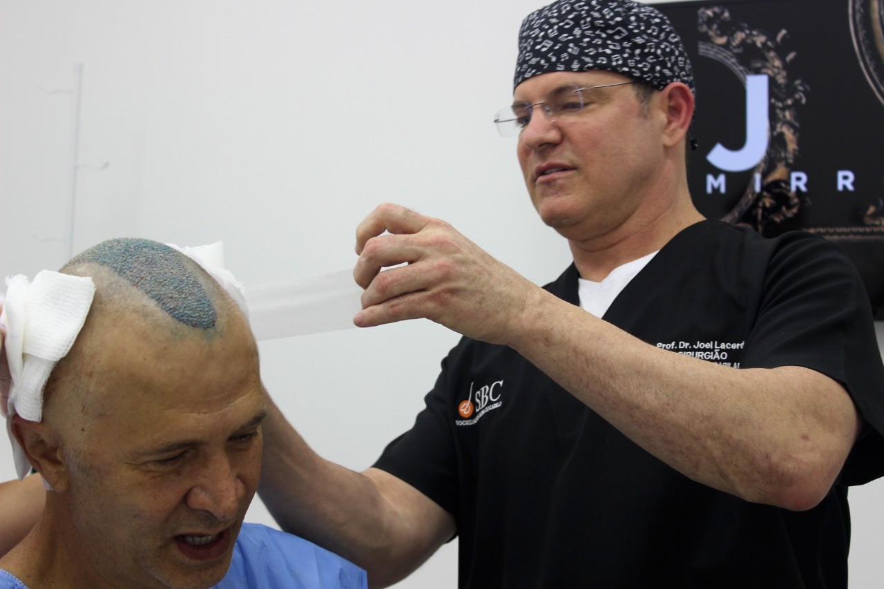 Nelson Freitas faz transplante capilar com o médico Joel Lacerda (Foto: Divulgação)