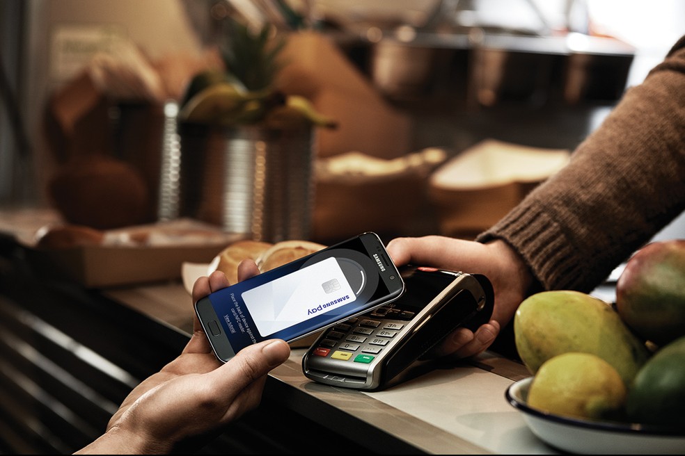 iPhone 13 Pro e Galaxy S22 Plus contam com o recurso que permite pagamento por aproximação — Foto: TechTudo