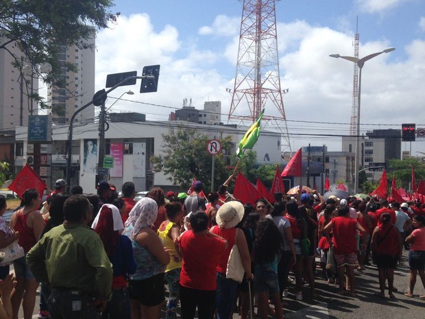 Grupo do MTST protesta em Fortaleza por habitação; durante ato, tráfego na Avenida Desembargador Moreira ficou interrompido (Foto: Gioras Xerez/G1)