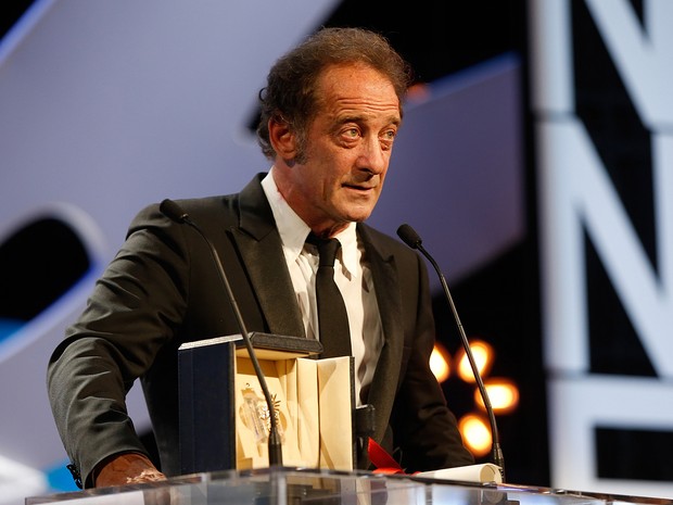 Ator francês Vincent Lindon discursa após ser anunciado como o vencedor da categora de melhor ator em Cannes (Foto: Valery Hache / AFP)