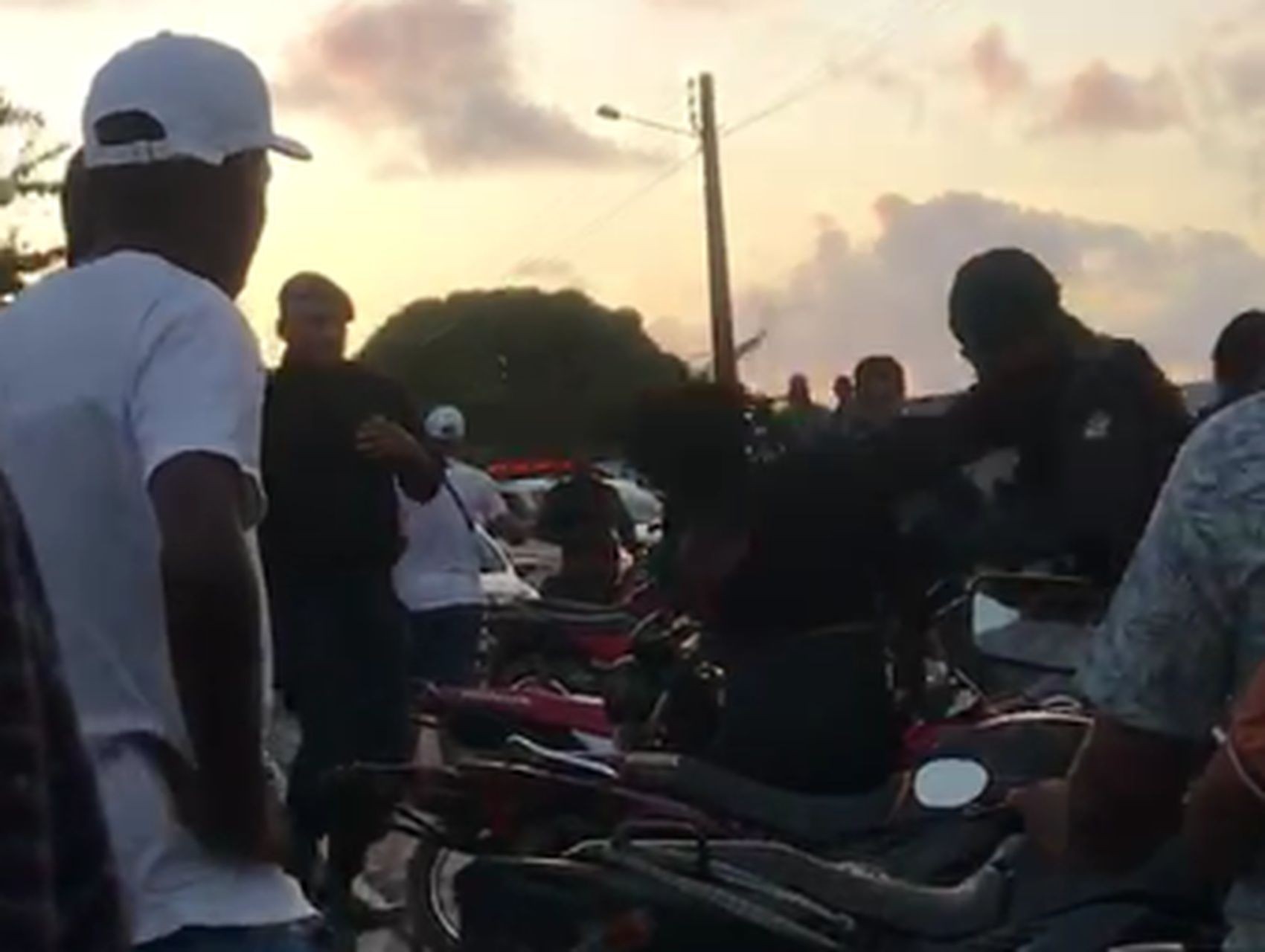 VÍDEO: mulher é agredida com soco durante abordagem policial em Cristinápolis