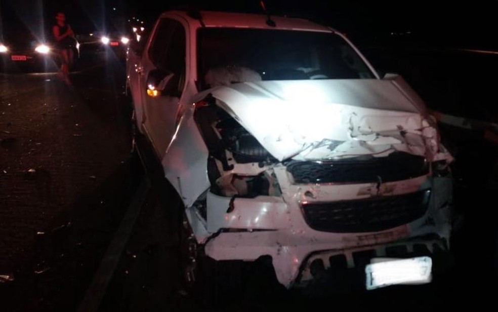 Motorista da caminhonete saiu ileso apÃ³s acidente na BR-104, em Caruaru â€” Foto: PRF/DivulgaÃ§Ã£o