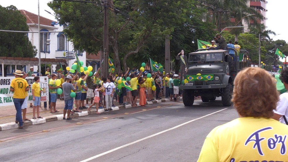 Em Foz do Iguaçu, protesto pró-governo na manhã deste domingo (15)  — Foto: Vinicius Machado/ RPC Foz do Iguaçu