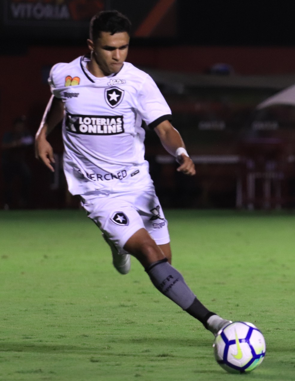 Com gol e assistÃªncia, Erik foi o destaque do Botafogo no BarradÃ£o â Foto: MAURICIA DA MATTA / EC VITORIA