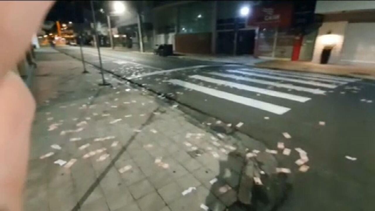 VÍDEO CRICIÚMA: imagens mostram pessoas pegando dinheiro que assaltantes deixaram para trás
