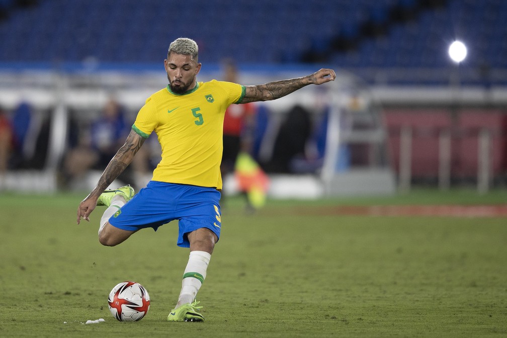 Douglas Luiz, volante da Seleção, em ação nas Olimpíadas — Foto: Lucas Figueiredo / CBF