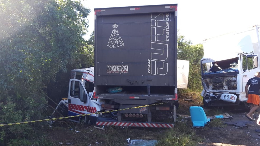 Dois caminhões e uma ambulância se envolveram em acidente na BR-158 — Foto: PRF/Divulgação
