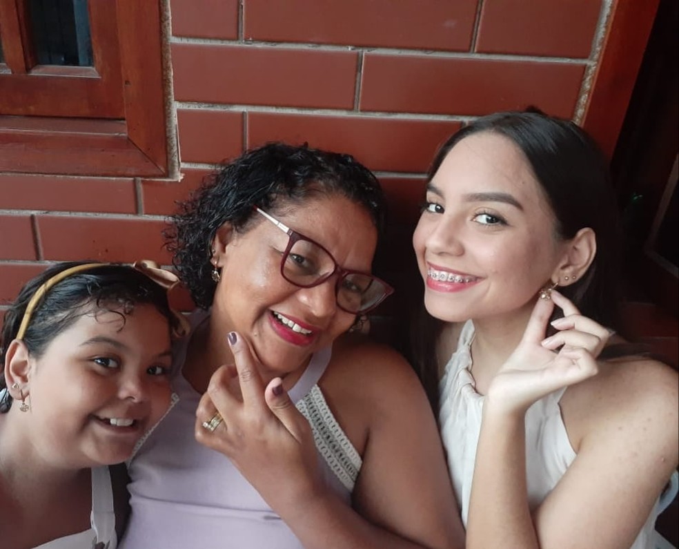 A irmã e a mãe de Ana Liris comemoraram a aprovação da jovem na UFF — Foto: Arquivo pessoal