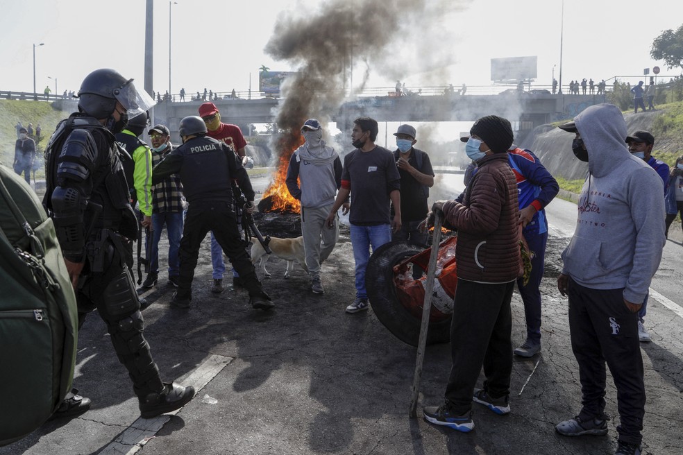 Bloqueio em estrada no Equador em 17 de junho de 2022 — Foto: Cristina Vega Rhor / AFP