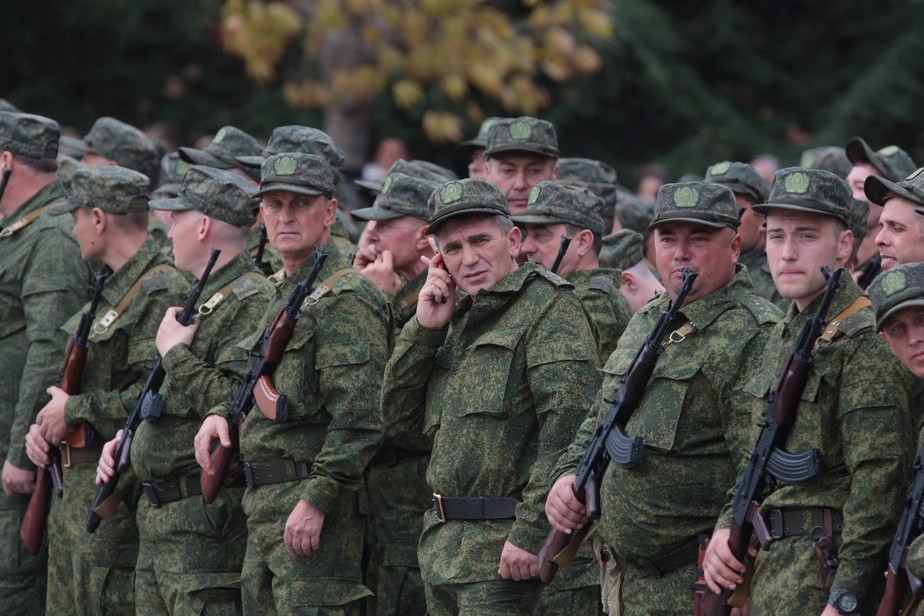 Soldados mobilizados pela Rússia em setembro, sob treinamento antes de ir para a guerra