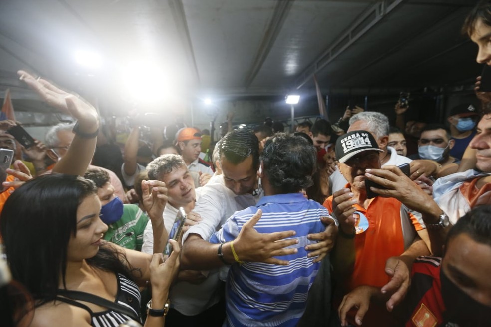 Vitor Valim recebeu o carinho de eleitores após a vitória — Foto: Kid Júnior