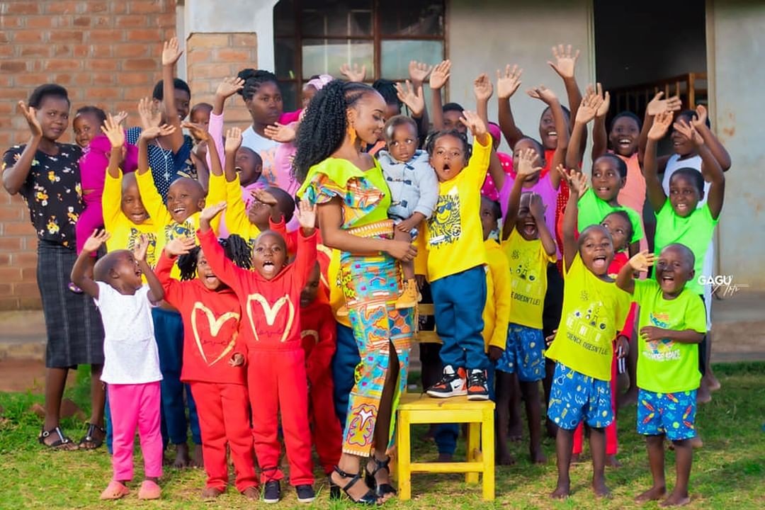 Tusaiwe e todos os seus filhos: incrível história de superação (Foto: Reprodução/ Instagram)