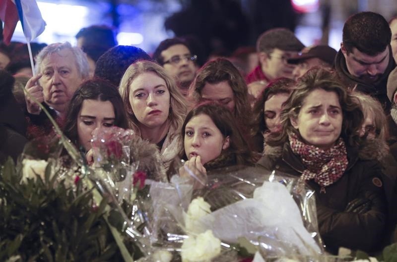 Franceses lamentam os atentados ocorridos nos últimos dias (Foto: Olivier Hoslet/EFE)