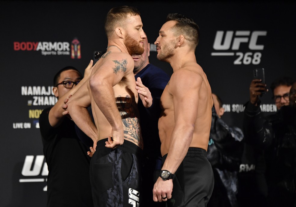Justin Gaethje e Michael Chandler trocaram provocações na encarada do UFC 268 — Foto: Jeff Bottari/Zuffa LLC