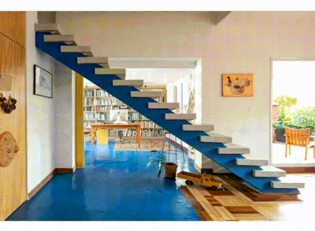 O piso, que se estende dos quartos até a área social, recebeu pintura epóxi azul e é o destaque do projeto (Foto: Ana Mello/ Canoa Arquitetura/ Divulgação)