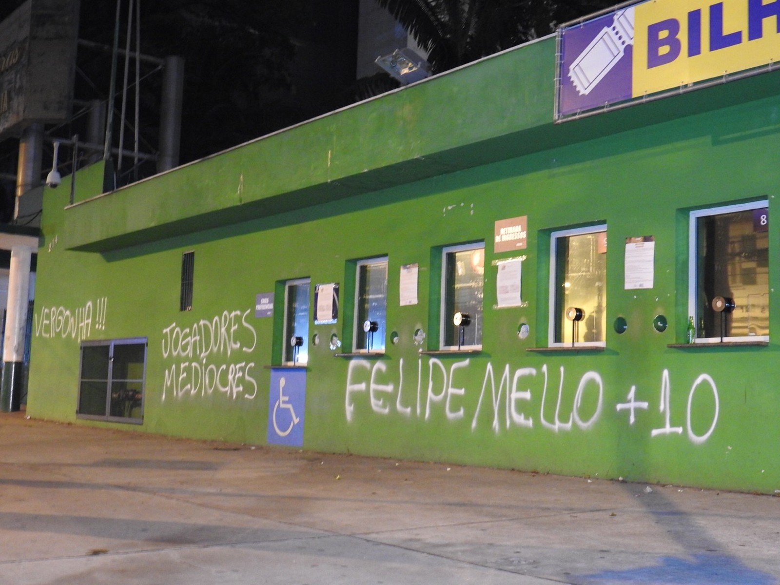 Muros da arena do Palmeiras são pichados após derrota
