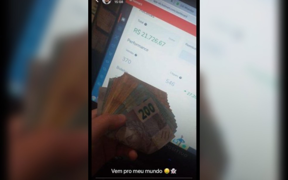 Foto mostra jovem preso suspeito de furtar cheques em mercado de Goiânia ostentando dinheiro na web  — Foto: Divulgação/Polícia Civil