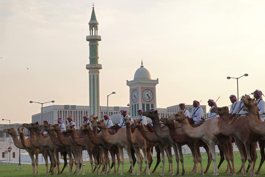 Membros da guarda pessoal do Emir do Qatar posam na frente do palácio real em Doha, capital do Catar
