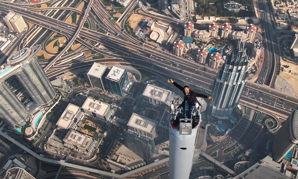 Will Smith sobe no topo do Burj Khalifa, prédio mais alto do mundo — Foto: Reprodução/YouTube do ator