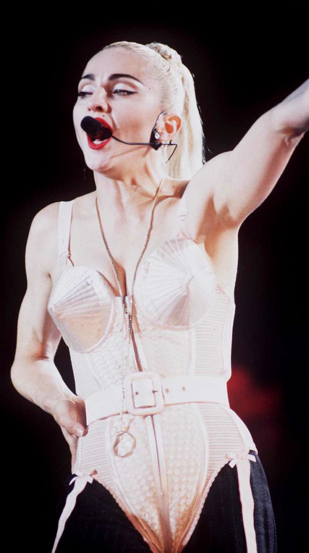Madonna Veste icônico sutiã de cone de Jean Paul Gaultier, em 1990 — Foto: Getty Images