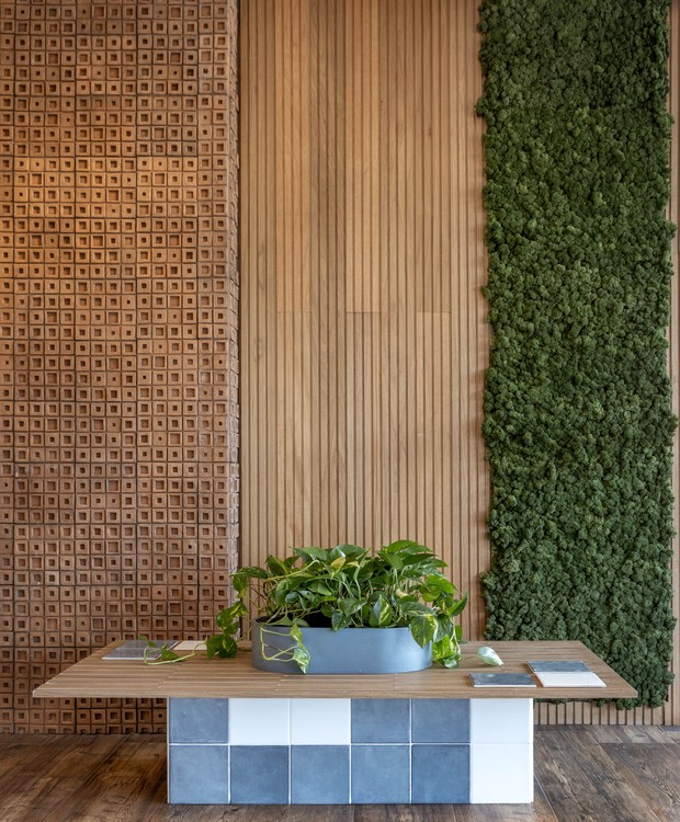 O escritório Kava Arquitetura, em parceria com a Ekko Revestimentos, criou uma mesa de centro com sobras de revestimentos cerâmicos  (Foto: André Nazareth / Divulgação)