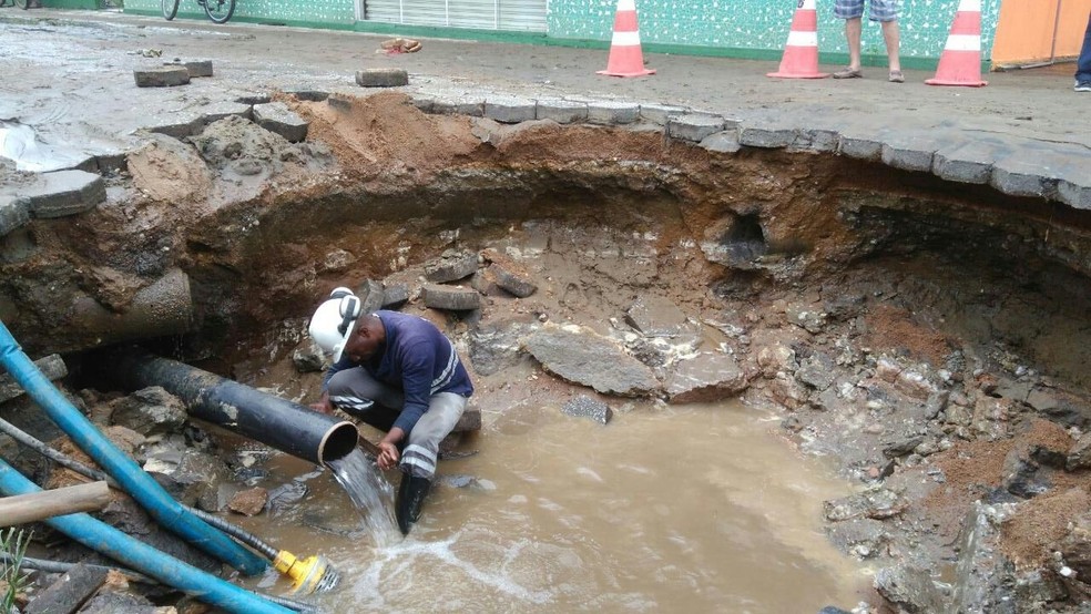 Rompimento de adutora abriu cratera gigante em rua de Itajaí (Foto: Semasa/Divulgação)