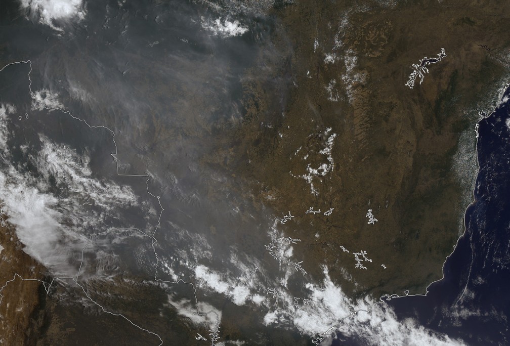 Imagem de satélite desta sexta (18) mostra fumaça cobrindo o Pantanal e entorno. Este sábado (19), com o avanço de frente fria continental, parte da fumaça será transportada para o Sudeste. — Foto: Divulgação/ CIMSS/SSEC