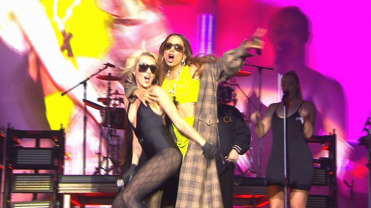 Miley Cyrus recebe Anitta para cantar ‘Boys do not cry’ no Lollapalooza 2022 |  Lollapalooza 2022