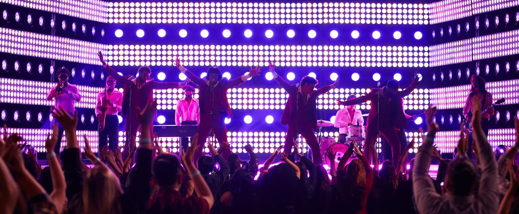 LAS VEGAS, NEVADA - MAY 15: (Center L-R) Anderson .Paak and Bruno Mars of Silk Sonic perform onstage during the 2022 Billboard Music Awards at MGM Grand Garden Arena on May 15, 2022 in Las Vegas, Nevada. (Photo by 2022 John Esparaza/via Getty Images) (Foto: via Getty Images)