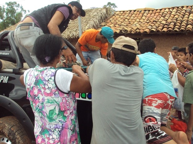 Peixes apreendidos em Conceição do Lago Açu foram distribuídos à população (Foto: Divulgação/SSP MA)