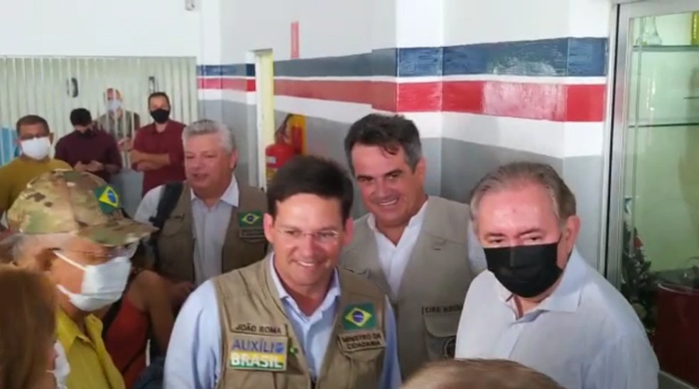 Ministros sobrevoam Teresina após enchentes que deixaram mais de 200 famílias desabrigadas  — Foto: Andrê Nascimento/g1