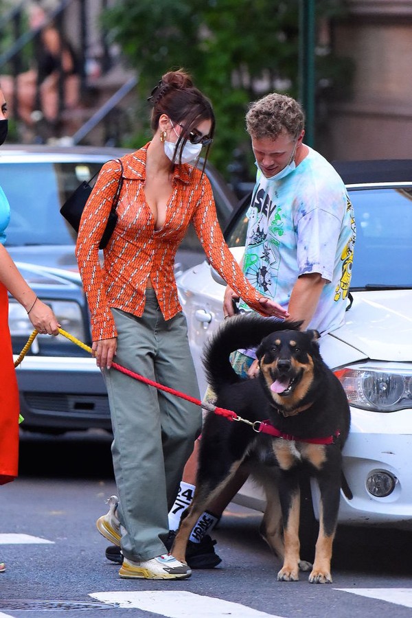 NEW YORK, NY - JULY 29:  Emily Ratajkowski with her dog Colombo meet up with Sebastian Bear-McClard in West Village on  July 29, 2020 in New York City.  (Photo by Robert Kamau/GC Images) (Foto: GC Images)